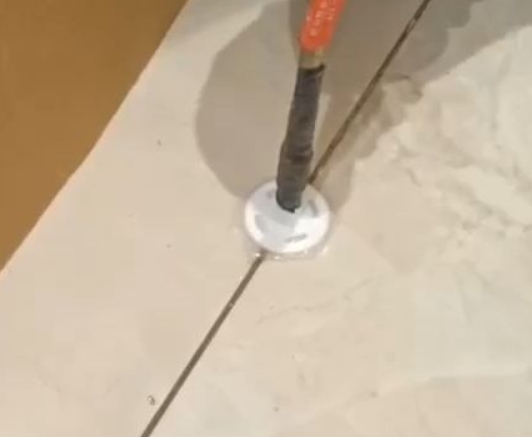 桂林市瓷砖空鼓维修公司专业解答瓷砖在铺贴过程中，如果没有涂抹均匀到位的粘结材料（如水泥砂浆或瓷砖胶），可能会导致以下问题